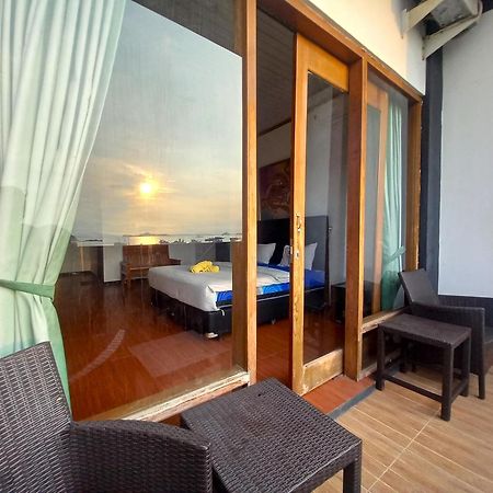 Dc Hotel & Hostel Лабуан-Бахо Экстерьер фото