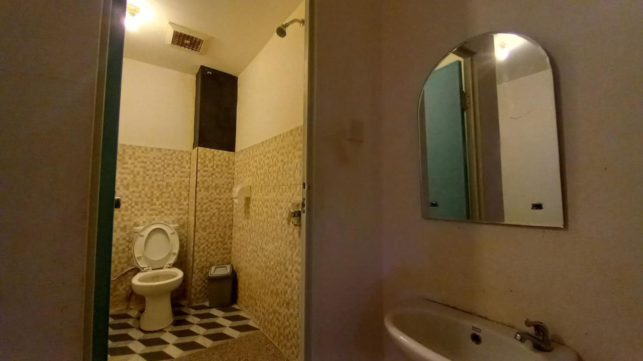 Dc Hotel & Hostel Лабуан-Бахо Экстерьер фото