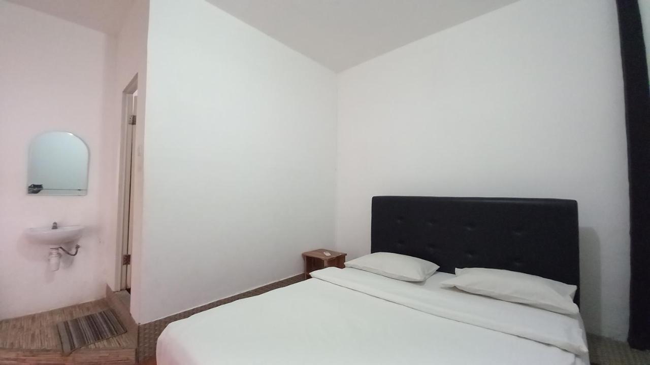Dc Hotel & Hostel Лабуан-Бахо Экстерьер фото