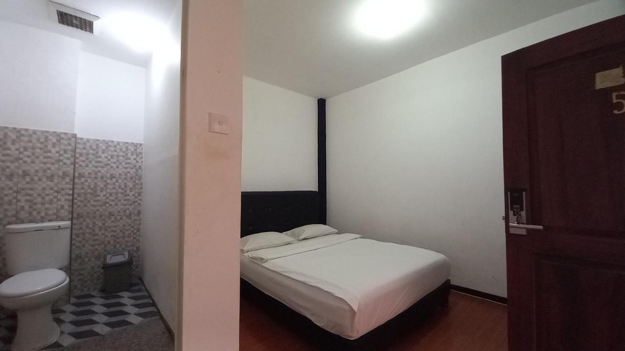 Dc Hotel & Hostel Лабуан-Бахо Экстерьер фото