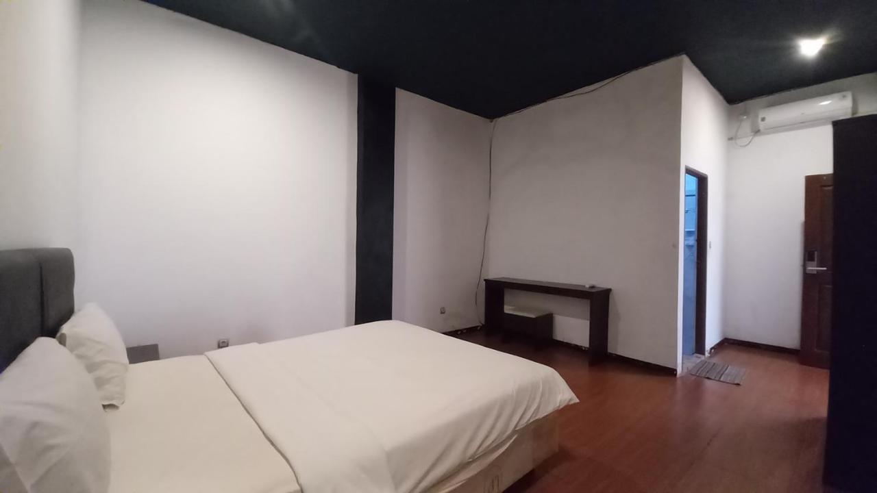 Dc Hotel & Hostel Лабуан-Бахо Экстерьер фото