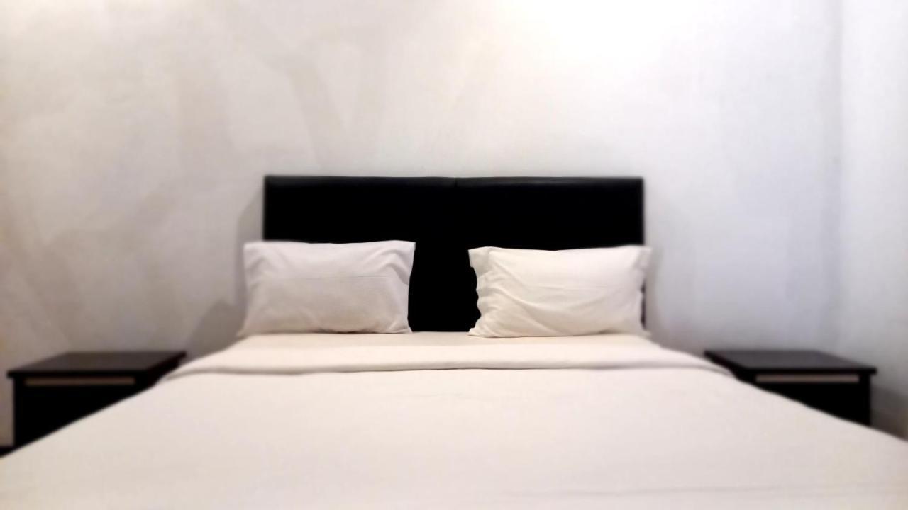 Dc Hotel & Hostel Лабуан-Бахо Экстерьер фото