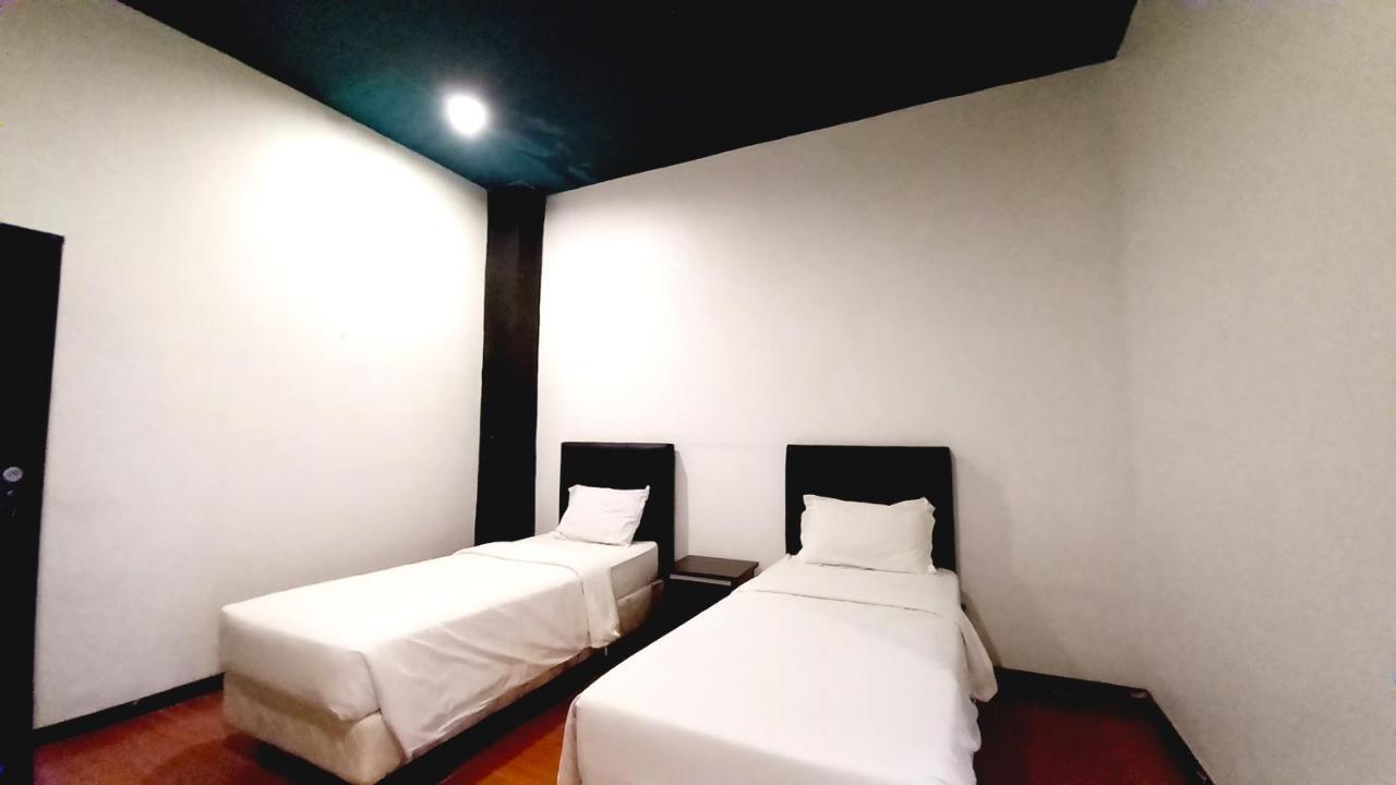 Dc Hotel & Hostel Лабуан-Бахо Экстерьер фото