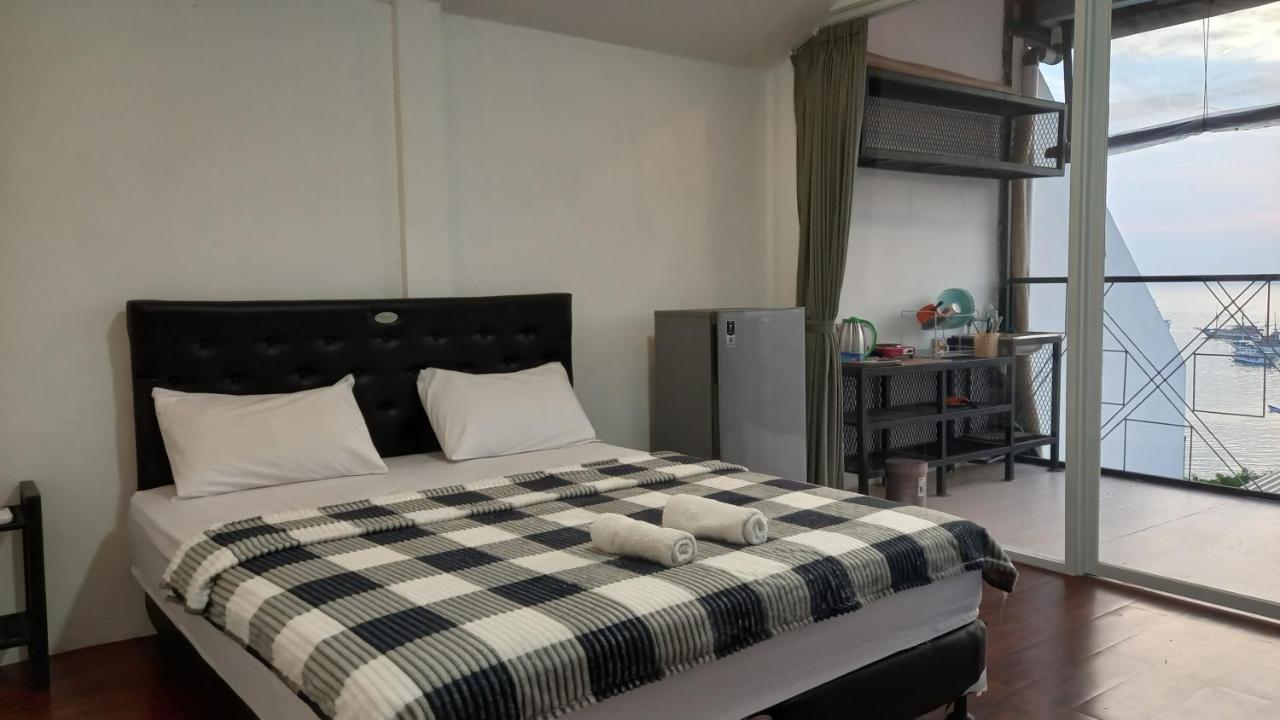 Dc Hotel & Hostel Лабуан-Бахо Экстерьер фото