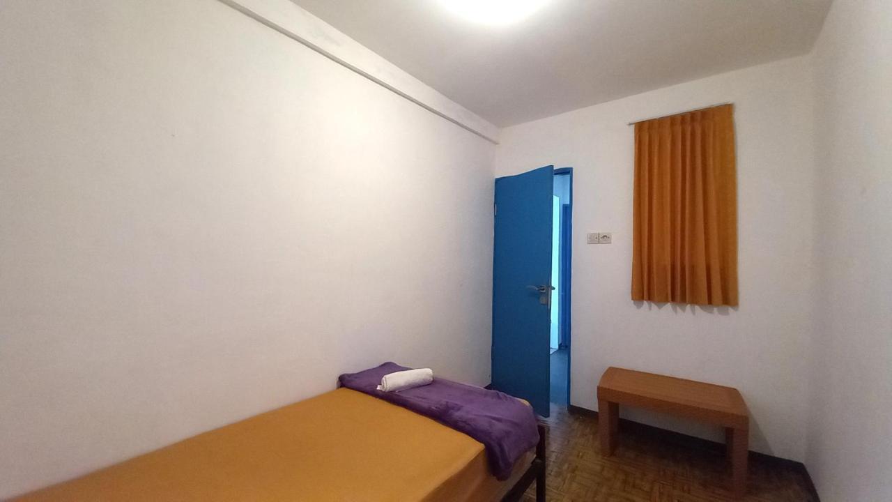 Dc Hotel & Hostel Лабуан-Бахо Экстерьер фото