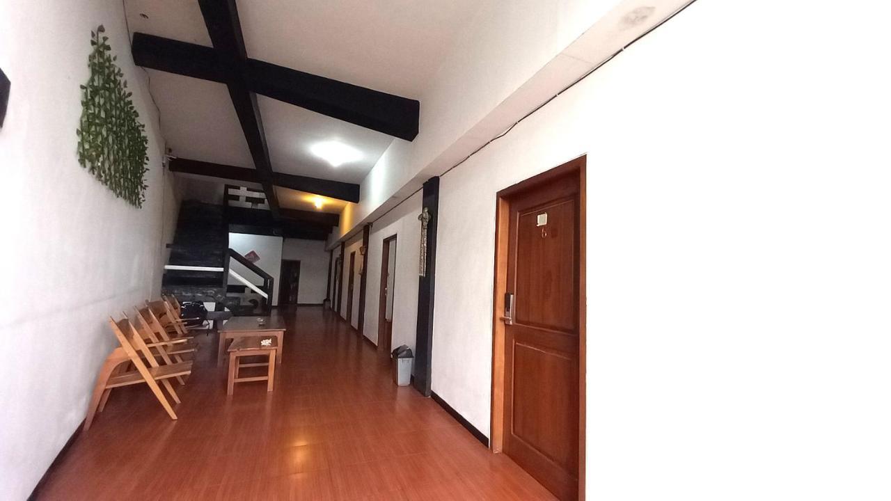 Dc Hotel & Hostel Лабуан-Бахо Экстерьер фото