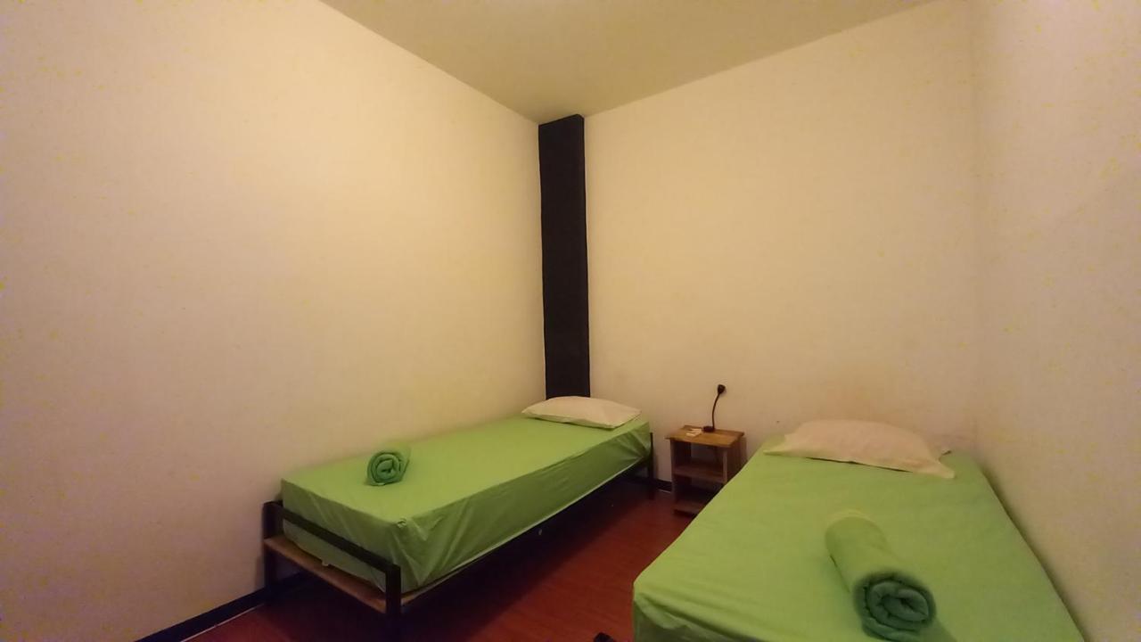 Dc Hotel & Hostel Лабуан-Бахо Экстерьер фото