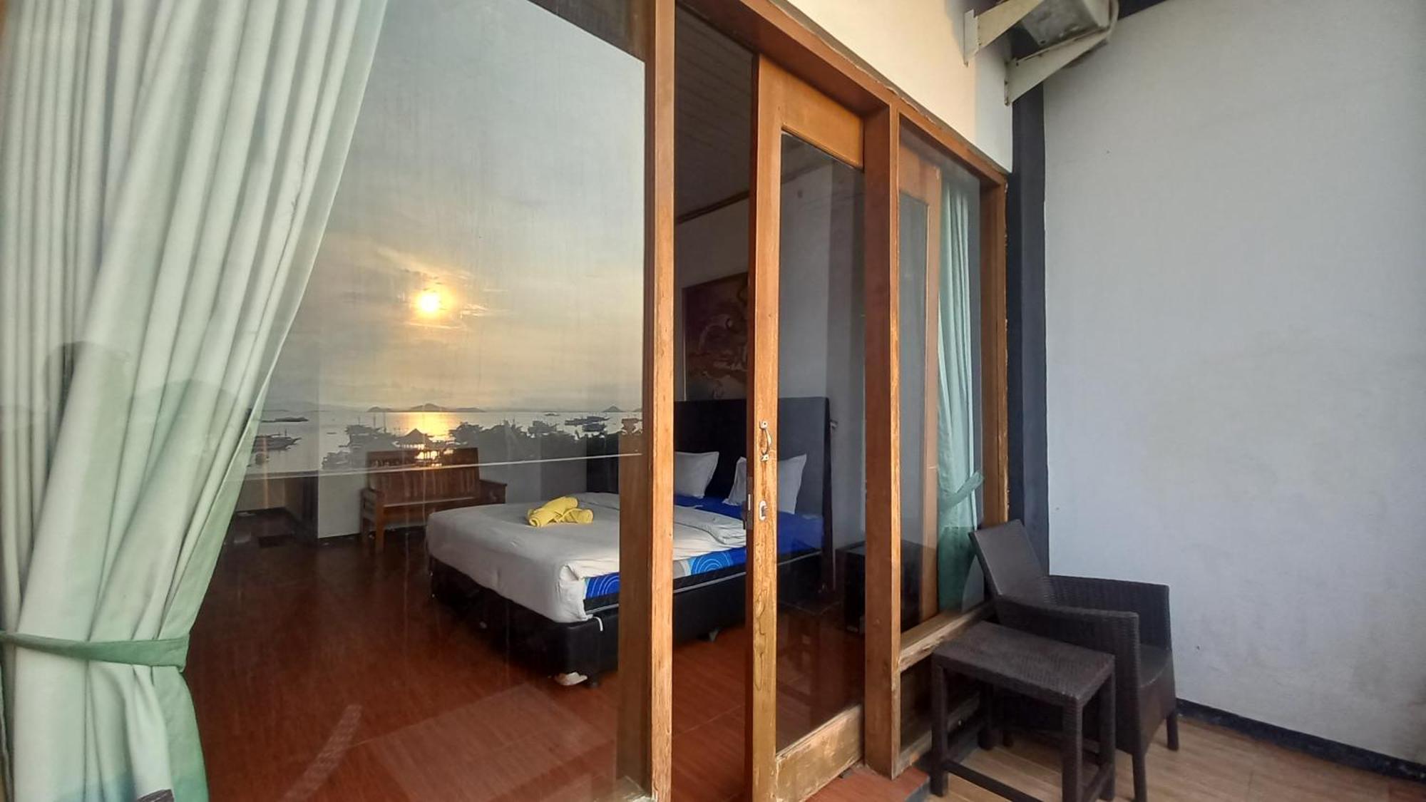 Dc Hotel & Hostel Лабуан-Бахо Экстерьер фото